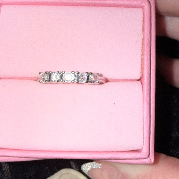 Vintage 5 stone Silver Tone Stackable wedding band size 8 Sparkly and gorgeous - Picture 3 of 11